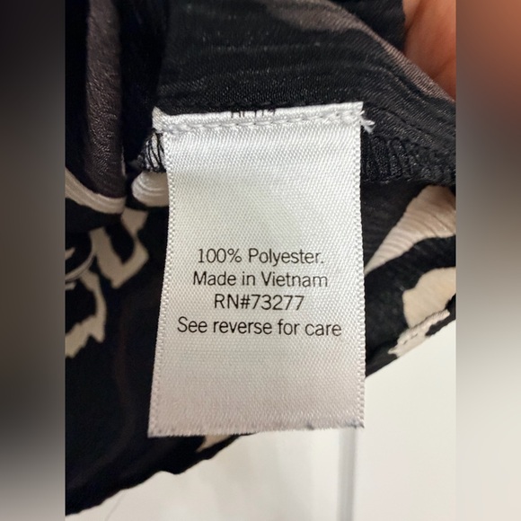 Nine West - Black and White Abstract Blouse - Picture 5 of 5